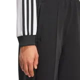 Remera corta blanca de mangas largas con cuello en V y tres tiras negras en los hombros.