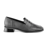 Mocasines de cuero negro con punta cuadrada y detalle de antifaz.