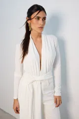 Body blanco de mangas largas con escote en V profundo y drapeado en la cintura.