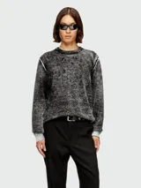 Buzo de tejido grueso con efecto jaspeado o acid wash en tonos de gris y negro. Presenta cuello redondo, puños y ruedo en tejido acanalado gris claro. Tiene un detalle de costura blanca en la sisa.