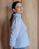 Blusa celeste con cuello mao y mangas abullonadas.