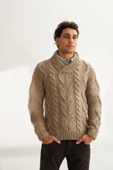 Sweater tejido a mano con ochos y cuello cruzado, color crema. Terminaciones en punto elástico en puños y ruedo. Hecho en Uruguay con lana fina sin teñir.