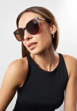 Gafas de sol Eco Shades modelo Mora, con montura cuadrada color marrón y lentes marrones. Fabricadas con materiales reciclados.