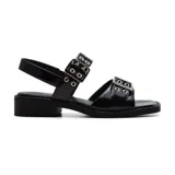 Sandalias bajas negras de charol con hebillas plateadas y suela plana.