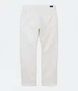 Pantalón de hombre color blanco, de corte recto, con bolsillos delanteros y traseros.