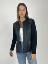 Campera negra con frente de cuero, mangas largas de tejido de lana y cierre frontal con cremallera.