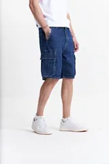 Bermuda de jean azul con efecto lavado, corte recto y bolsillos cargo laterales.
