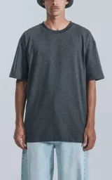 Remerón gris oscuro melange de corte extra oversize con hombros caídos, cuello redondo rib al tono y doble costura.