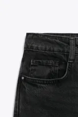 Jeans tobilleros de tiro alto color negro, corte recto y cinco bolsillos.