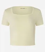 Remera deportiva cropped color amarillo claro, confeccionada en microfibra suave, con escote cuadrado y mangas cortas.