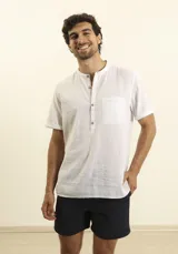 Camisa de manga corta color amarillo, con cuello mao y botones de coco.