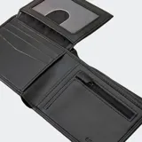 Billetera plegable color negro con el logo de Rip Curl grabado en relieve en el exterior.