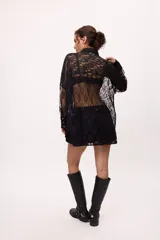 Short celeste con cintura elastizada y bolsillos laterales.