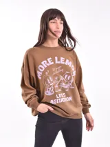 Buzo color beige con estampado de flores y texto en blanco.
