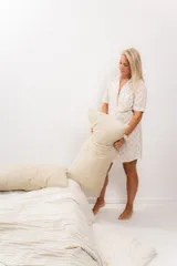 Camisa corta de algodón estampado con cuello clásico, abotonada adelante con vivo y mangas cortas.