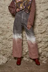 Pantalón de pana de tiro medio con corte evasé, con degradado de gris a blanco y luego a rosa. Cierre con doble botón.