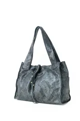 Bolso de cuero negro con textura brillante, cierre ajustable y asas largas.