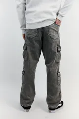 Pantalón jean cargo gris nevado con doble bolsillo externo en cada pierna.