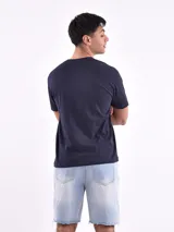 Remera de manga corta con diseño de bloques de color: azul marino en la parte superior y gris en la inferior. Estampado frontal con la palabra "Superior" y el número "76" en rojo.