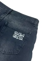 Bermuda de jean negra con lavado oscuro, corte ancho (baggy) y largo hasta la rodilla (3/4). Presenta un dobladillo deshilachado en el ruedo y cierre frontal con botón y cremallera.