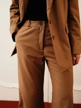 Pantalón de vestir marrón claro, de corte palazzo y tiro alto.