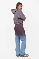 Pantalón denim corte recto, color azul con teñido sopleteado en frente y espalda color morado.