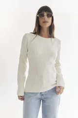Sweater de punto color crema con textura de canasta y mangas largas.