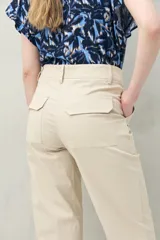 Pantalón recto color marrón claro, de algodón, con bolsillos de parche y calce relajado.