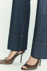 Zapato de tacón destalonado color verde oliva acharolado, con punta abierta, tira trasera con hebilla metálica y tacón alto fino.