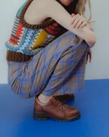 Zapatos acordonados de cuero vacuno color negro, con suela track.