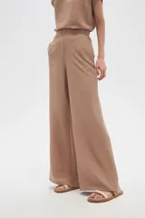 Pantalón ancho color beige, de viscosa y calce alto.