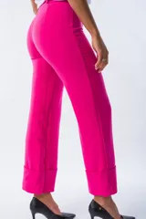 Pantalón de vestir fucsia, de corte recto y tiro alto, con bolsillos laterales y ruedo con dobladillo.
