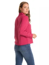 Camisa de crepe color fucsia, con cuello solapa, cierre frontal de botones y dos bolsillos aplicados en el pecho.