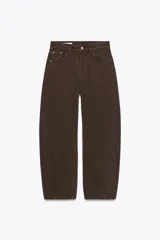 Pantalón de jean marrón oscuro, corte carrot, tiro medio y cinco bolsillos.