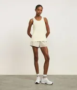 Musculosa deportiva de microfibra color ladrillo, con espalda tipo nadador, escote redondo y perforaciones en toda la prenda.