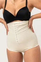 Faja modeladora de alta contención, color crema, con tela doble y refuerzos, y ganchos en el frente.