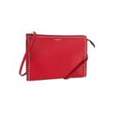 Bandolera roja de cuero con tachas plateadas en los bordes y correa de hombro ajustable.