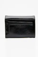 Billetera azul con textura croco y cierre con broche metálico.