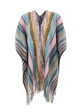 Capa tipo ruana confeccionada en una mezcla de lana y acrílico con el icónico patrón de zigzag de Missoni. Presenta un diseño abierto multicolor con terminación de flecos en el ruedo.