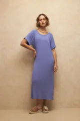 Vestido largo de punto elastizado color azul, con cuello bote y manga corta.