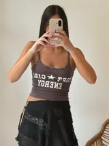 Minifalda negra de encaje con forro interior y cinturón con hebilla dorada.