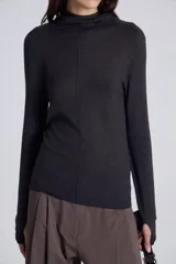 Sweater gris de tejido suave, con cuello alto y ajuste regular.