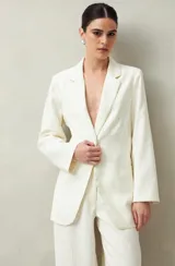 Blazer color crema a rayas verticales finas, de corte recto y solapas clásicas.