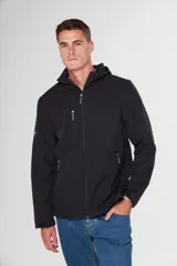 Campera negra de neopreno con interior de micropolar y capucha. Tiene bolsillos delanteros y en el pecho con cierre metálico personalizado.