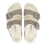 Sandalias Birkenstock Arizona Shearling con doble tira ajustable, forro de piel de oveja y plantilla anatómica de corcho-látex.