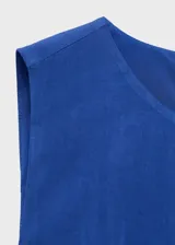 Vestido midi azul con corte evasé, sin mangas y cuello redondo. Incluye bolsillos laterales.