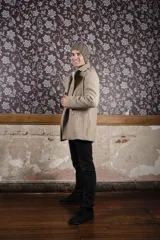 Saco marrón de lana con solapa, doble abotonadura, bolsillos, canesú y charreteras.