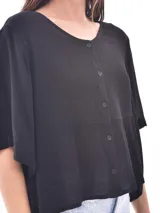 Blusa de estampado animal print en tonos claros y oscuros, con corte suelto y botones frontales.