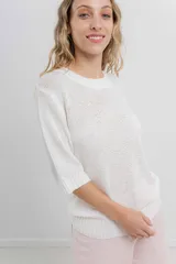 Buzo de punto liviano color negro, de diseño oversize con cuello redondo y mangas 3/4. Presenta terminaciones acanaladas en cuello, puños y cintura.