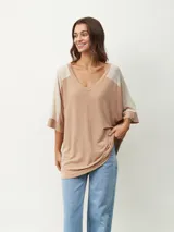 Remera color beige con escote en V y mangas cortas ranglán en color crema.